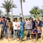 সালথায় ভাঙাচোরা সড়কে ভোগান্তি চর‌মে  সড়‌কের মাঝে খুঁটি পুঁতে প্রতিবাদ