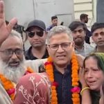 কারা ফট‌কে আওয়ামী লীগ নেতা সি‌দ্দিক‌কে ফুলের মালা দি‌য়ে বরণ বিএনপির এমপি বাবুল